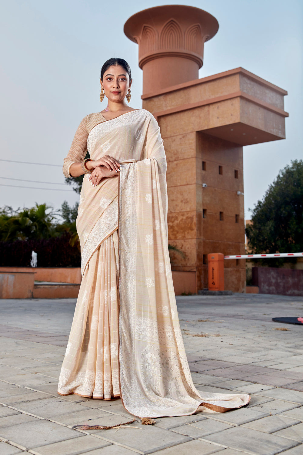 Beige georgette ombre sari set | Saree with belt, Aza fashion, Saree