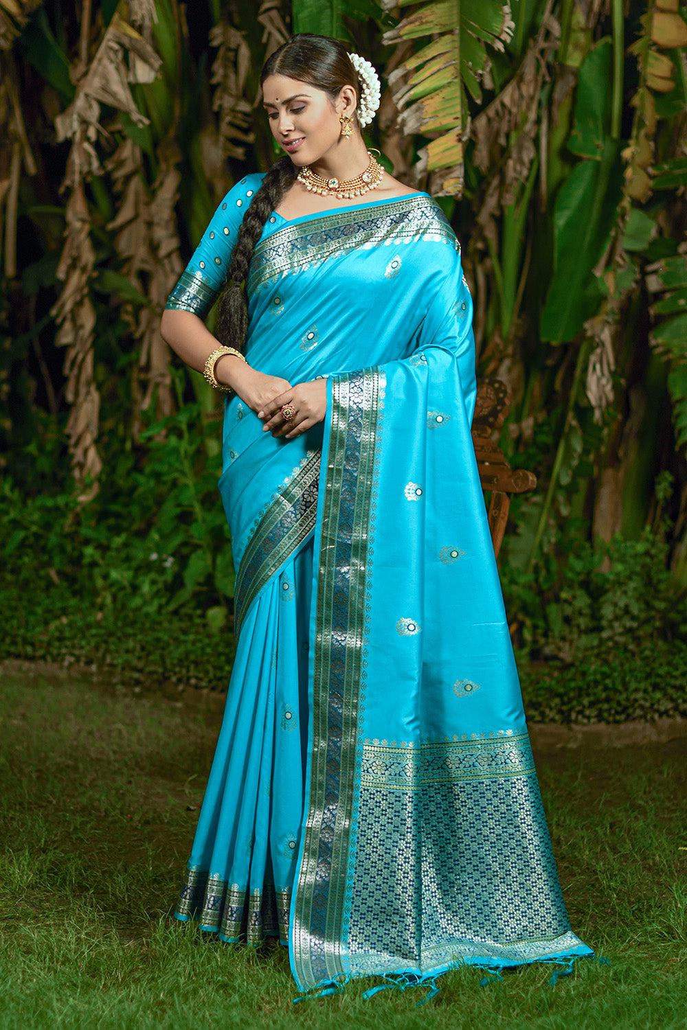 Preferable Dark Green Kanjivaram Silk Saree with Majesty Blouse Piece –  LajreeDesigner