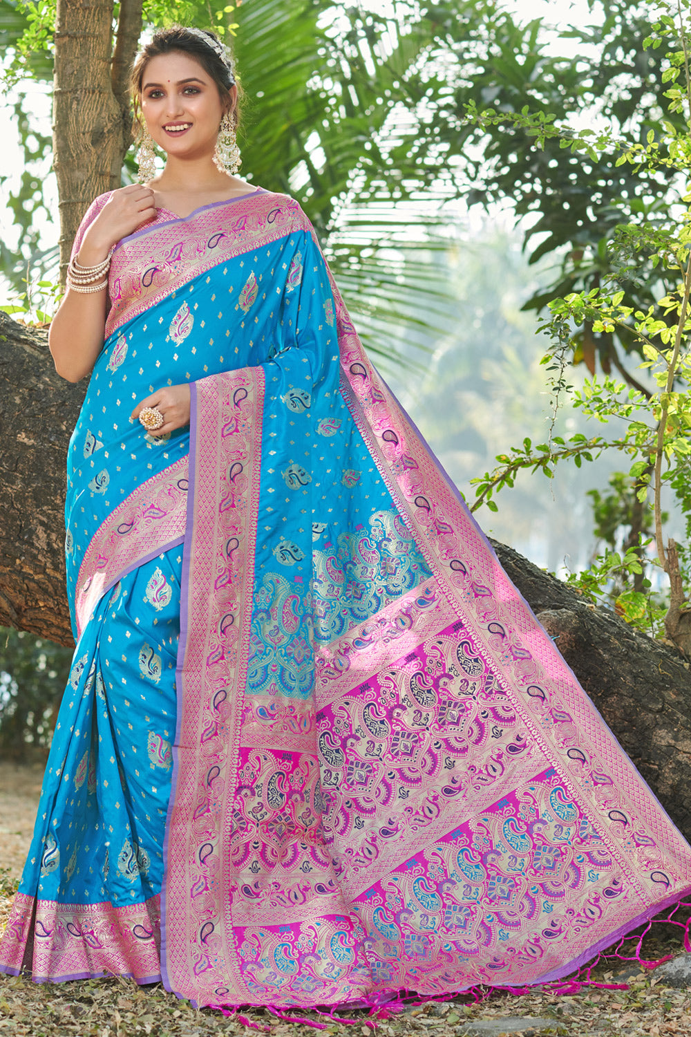 Breathtaking Navy Blue Soft Banarasi Silk Saree With Divine Blouse Pie –  LajreeDesigner