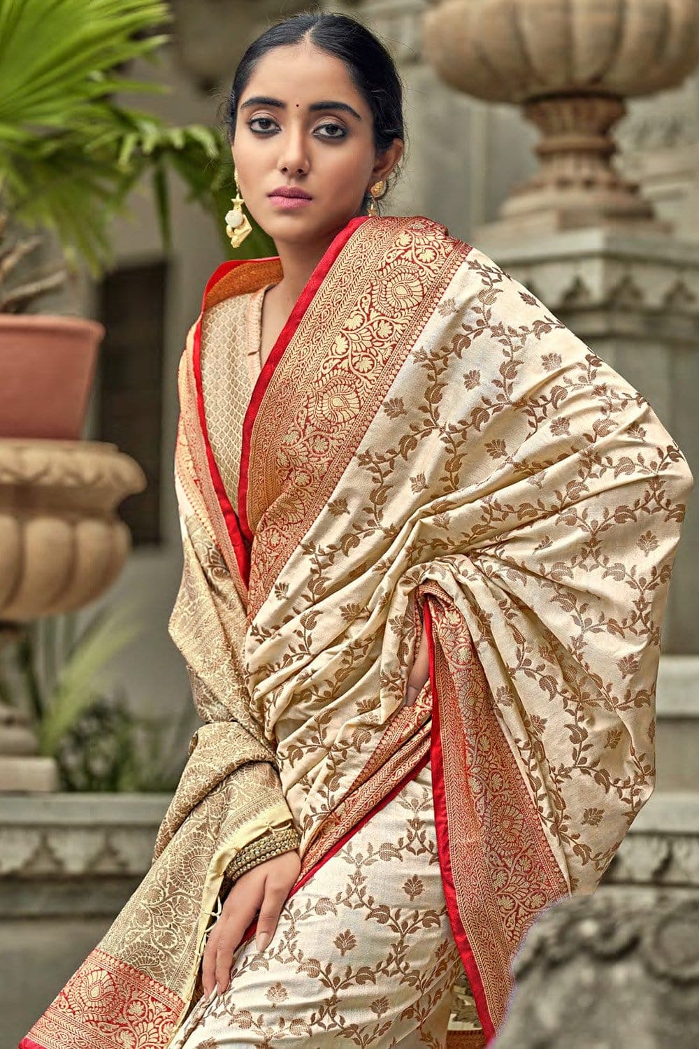 Parchment White Banarasi Jamawar Woven Silk Saree – Ethnos