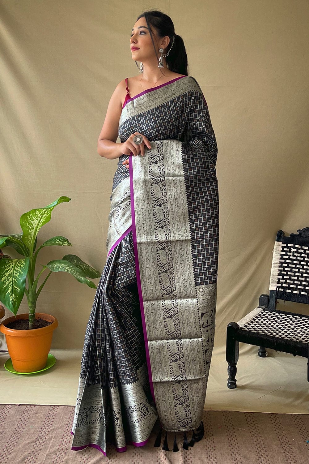 Buy the beautiful Sable Black Shimmery Kanjivaram Saree online-Karagiri –  Karagiri Global