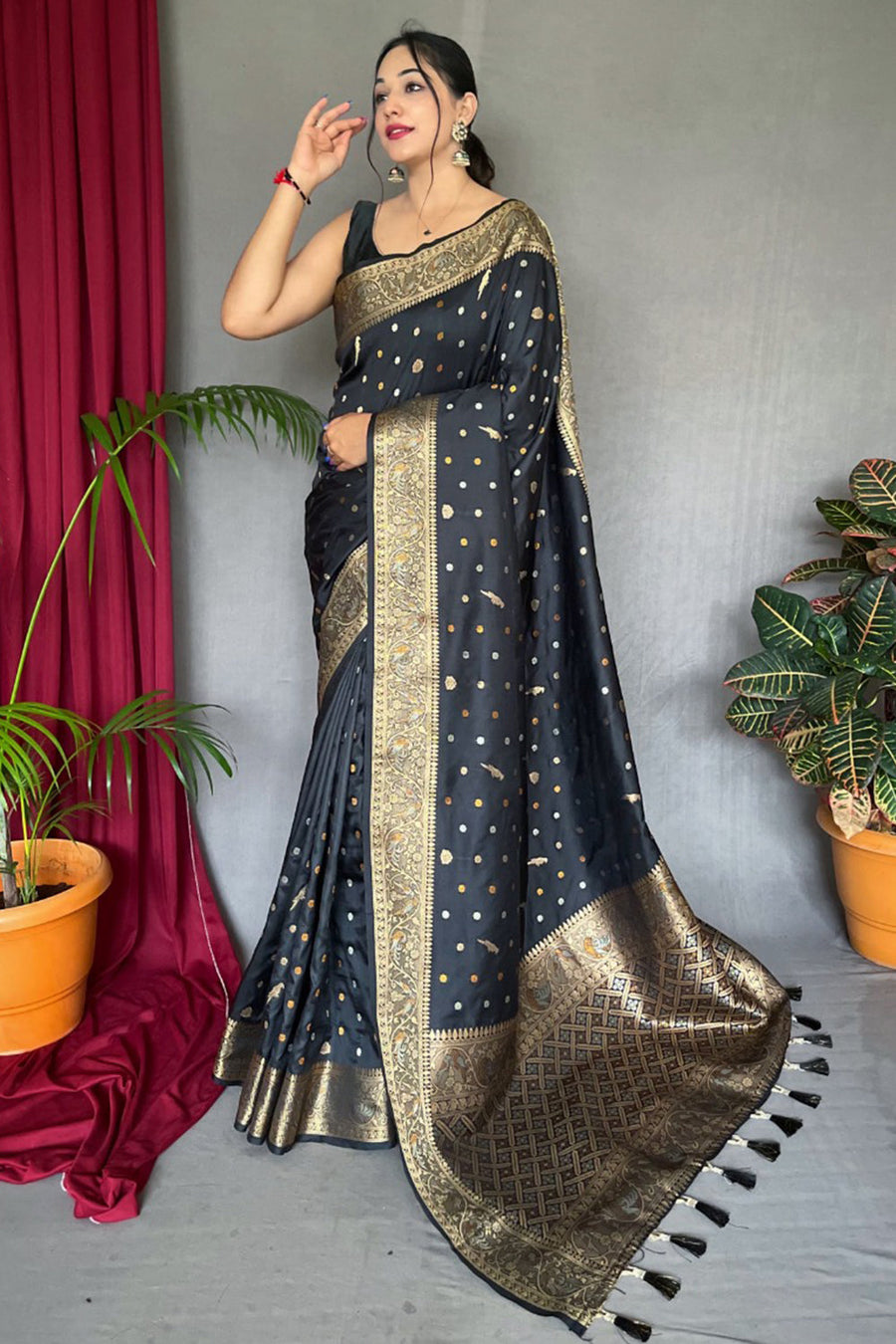 Black Saree - Buy Designer Black Sarees Online @ Best Price | Karagiri